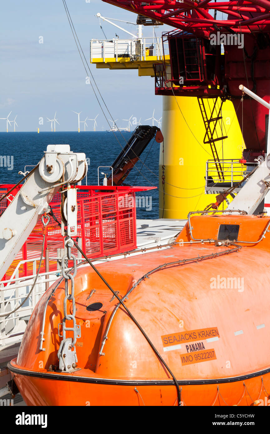La vie d'un voile sur une barge à l'aide d'un cric utilisé pour construire le parc éolien offshore Walney. Banque D'Images