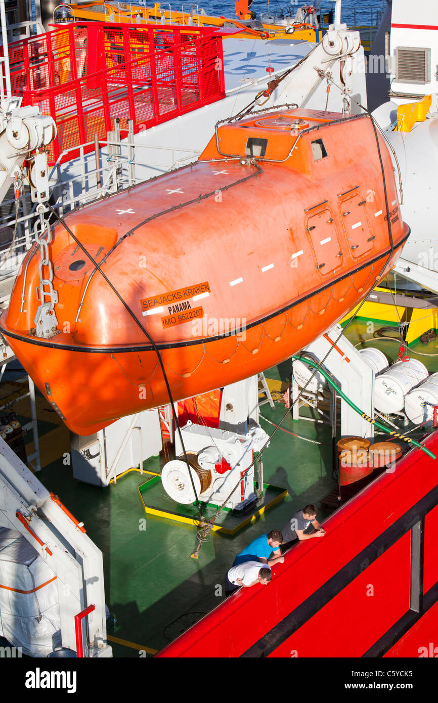 La vie d'un voile sur une barge à l'aide d'un cric utilisé pour construire le parc éolien offshore Walney. Banque D'Images