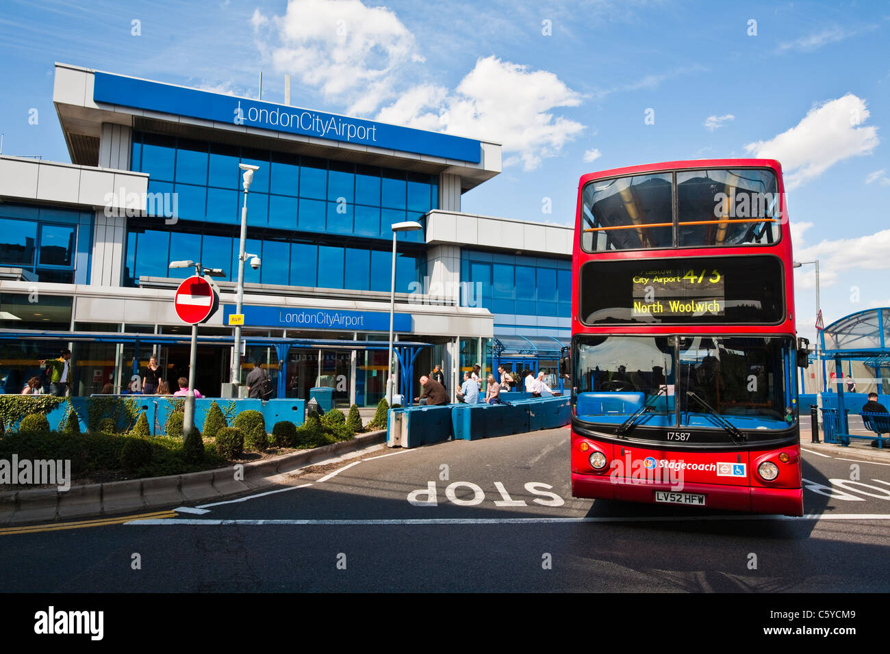 Bus rouge à l'extérieur de Terminal, l'aéroport de London City Banque D'Images
