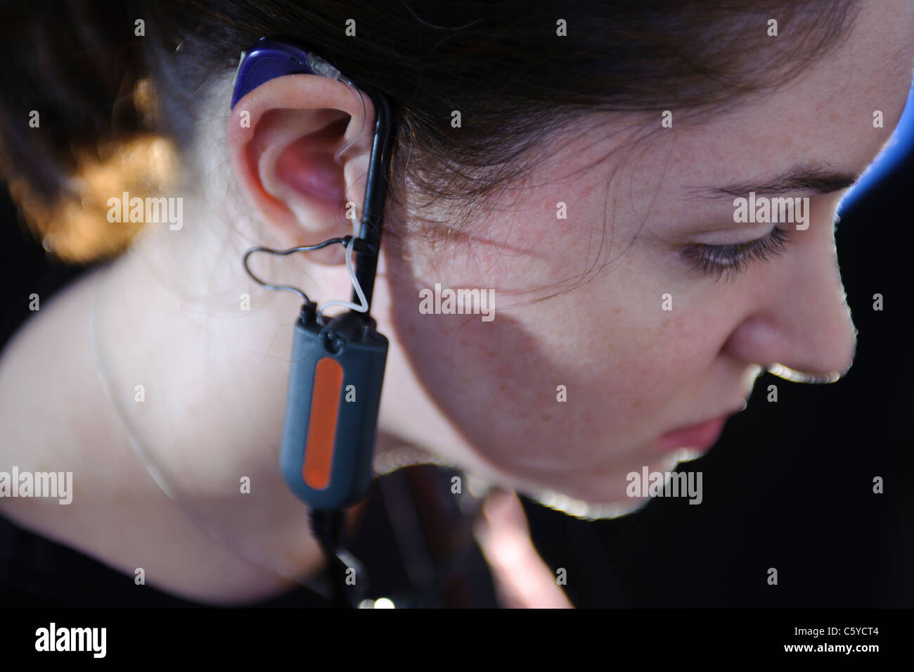 Les jeunes étudiants en audiologie femelle portant un appareil auditif pour un test dans l'oreille droite Banque D'Images