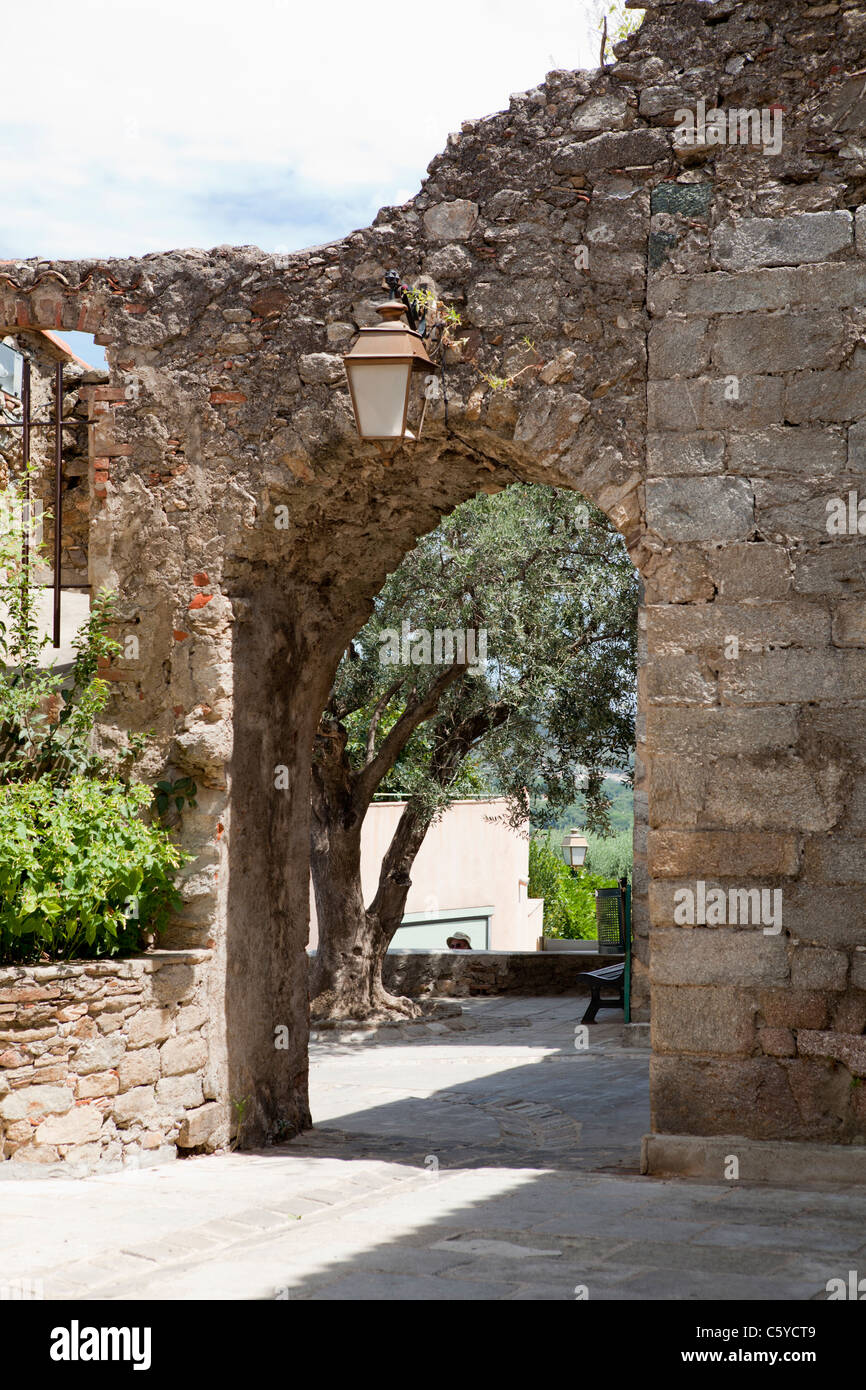 Vieux Mur de pierre avec arcade. Grimaud, Var 83 Cote d'Azur, France. Banque D'Images
