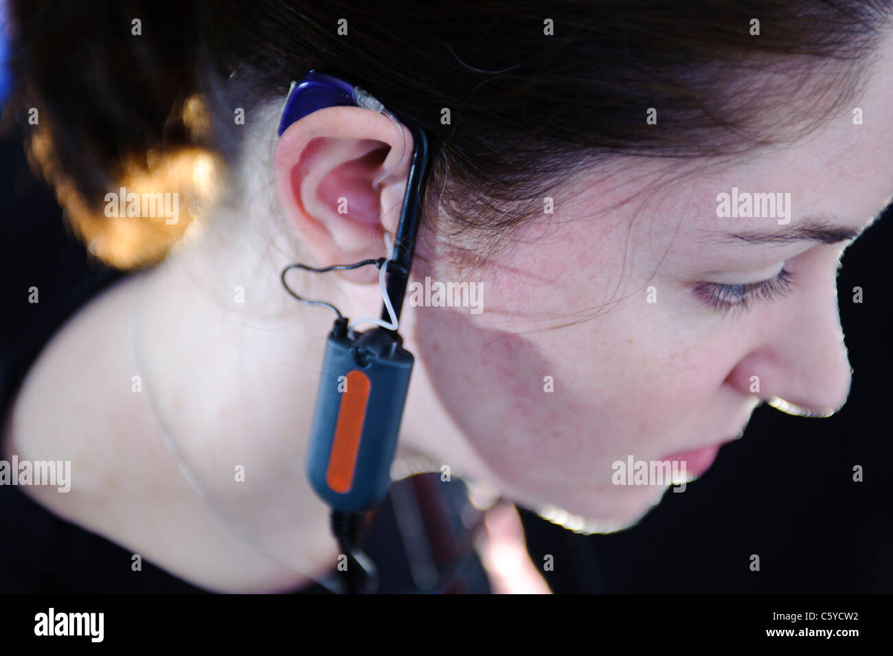 Les jeunes étudiants en audiologie femelle portant un appareil auditif pour un test dans l'oreille droite Banque D'Images