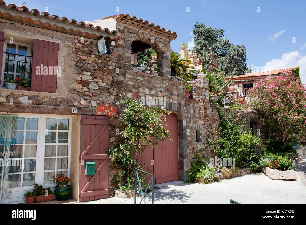 Vieille maison avec façade mur pierreux renouvelé dans le vieux village de Grimaud, Var 83 Cote d'Azur, France Banque D'Images
