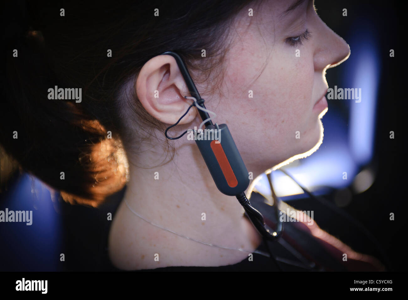 Les jeunes étudiants en audiologie femelle portant un appareil auditif pour un test dans l'oreille droite Banque D'Images