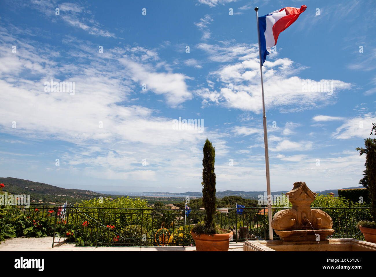 Grimaud place de l'hôtel de ville avec vue sur la baie de Saint Tropez, Var, France Banque D'Images