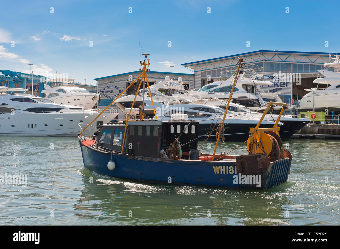 Petit bateau de pêche côtière laissant Poole Quay Banque D'Images