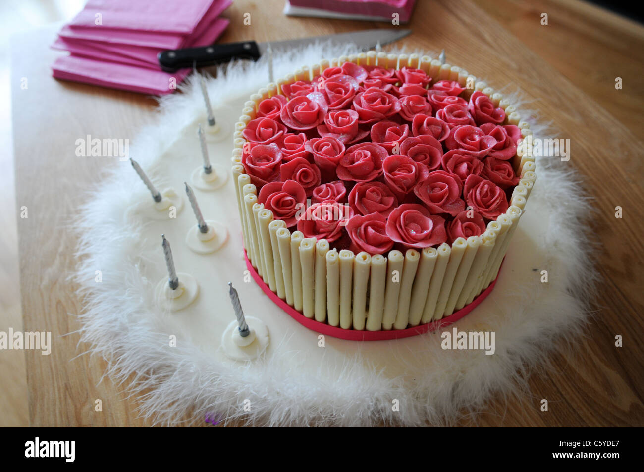 Pate A Sucre Rose Vif Roses Ornant Le Sommet D Un Gateau D Anniversaire De Luxe Designer Photo Stock Alamy