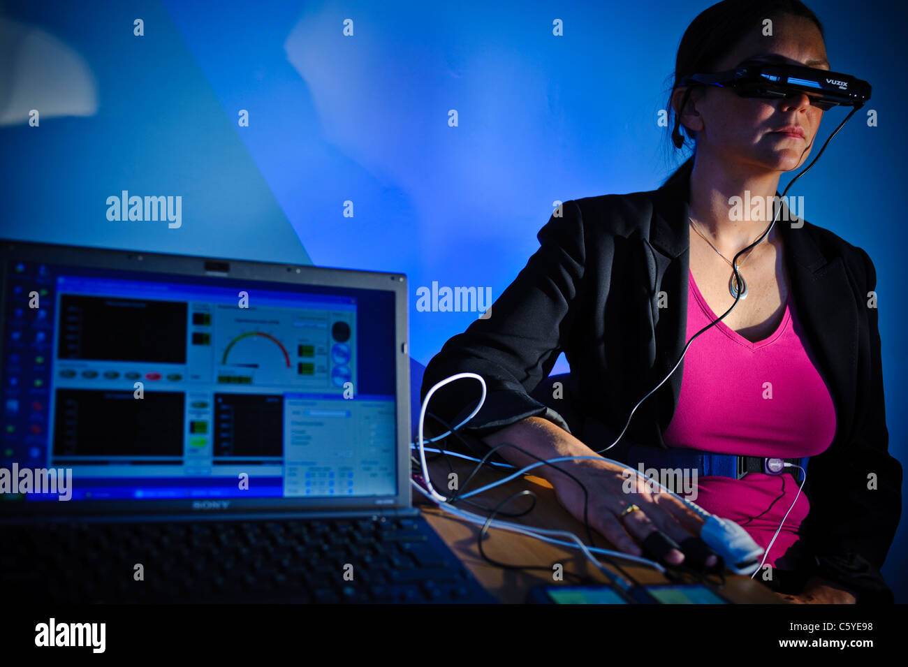 Sous réserve de porter des lunettes de réalité virtuelle dans l'étude scientifique pour traiter l'ordinateur portable de phobie qui montre les résultats à l'écran en premier plan blue Banque D'Images