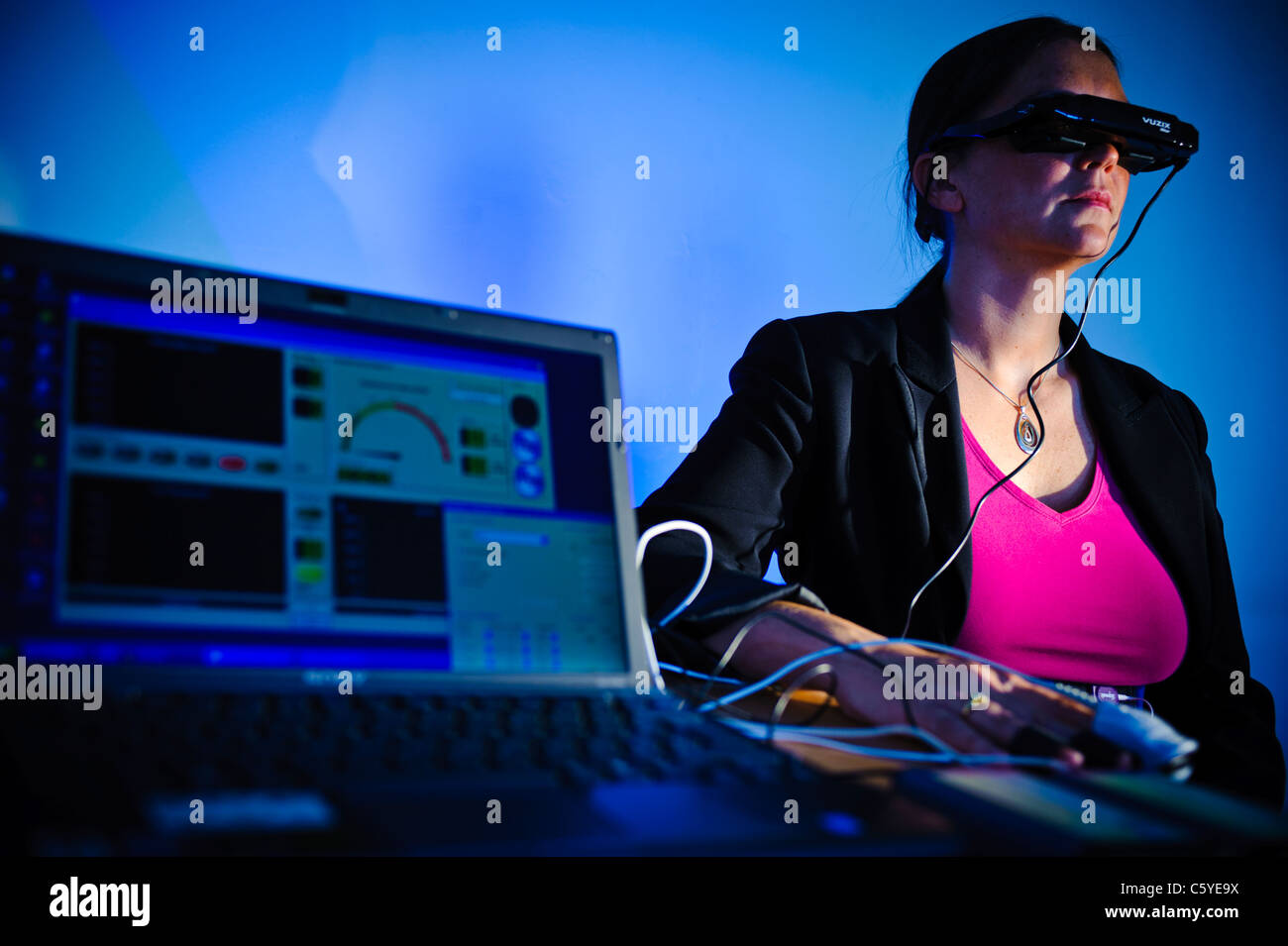 Sous réserve de porter des lunettes de réalité virtuelle dans l'étude scientifique pour traiter l'ordinateur portable de phobie qui montre les résultats à l'écran en premier plan blue Banque D'Images