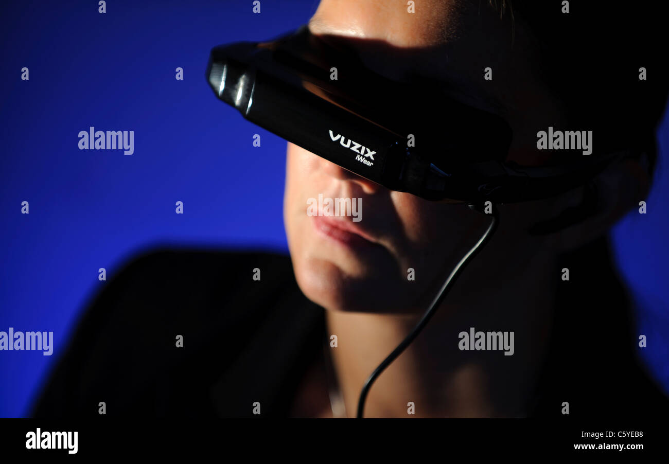 Close up de l'objet portant des lunettes de réalité virtuelle vuzix prenant part à l'étude scientifique pour aider à traiter la phobie de conduire blue Banque D'Images