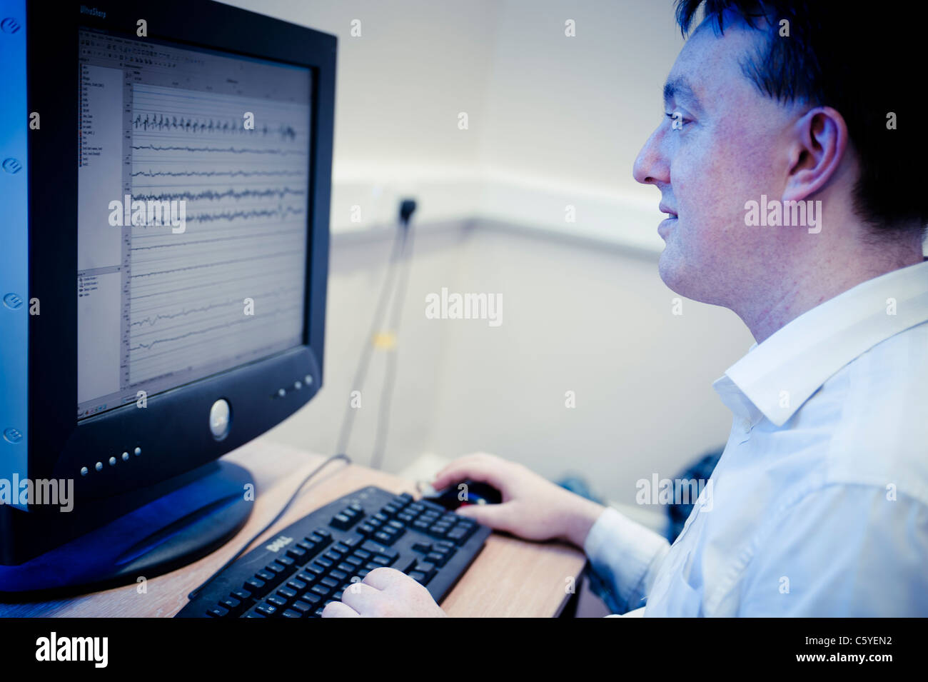 Libre à la courbe EEG au laboratoire du sommeil à partir de données de l'étude sur l'écran de l'ordinateur Banque D'Images