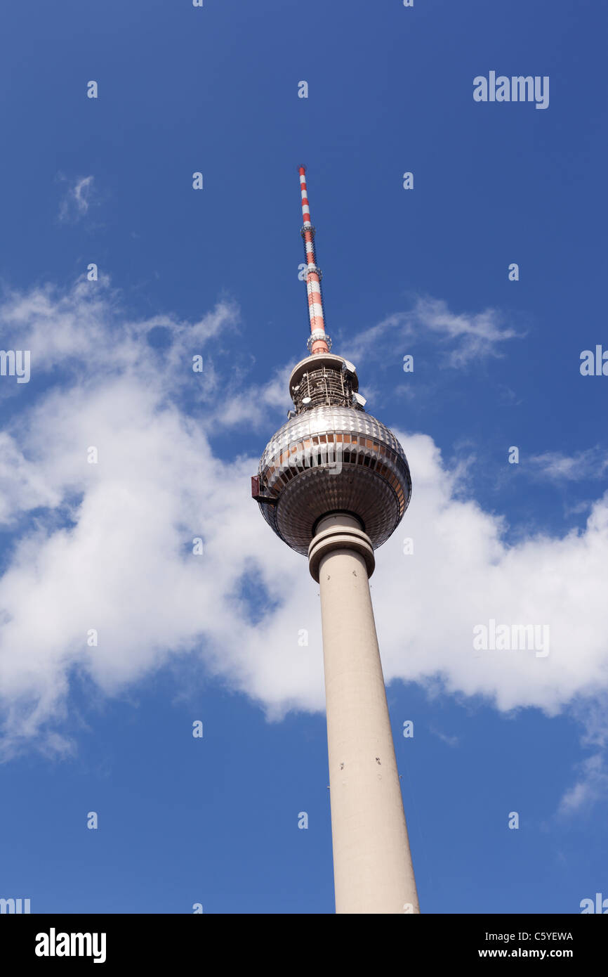 En regardant la tour de télévision Fernsehturm sur Alexanderplatz à Berlin, en Allemagne. Banque D'Images