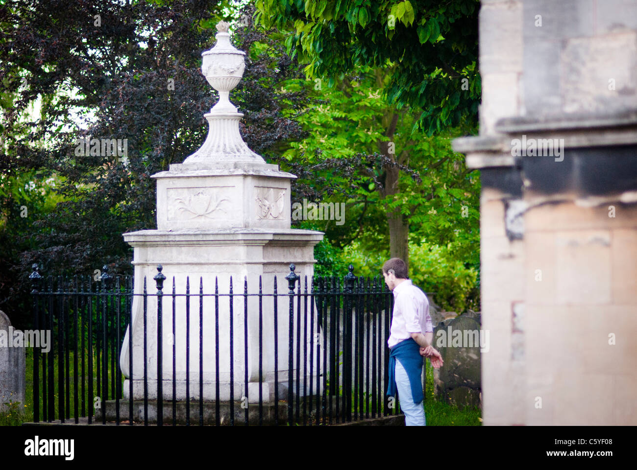 Personne regardant la tombe de Hogarth Banque D'Images