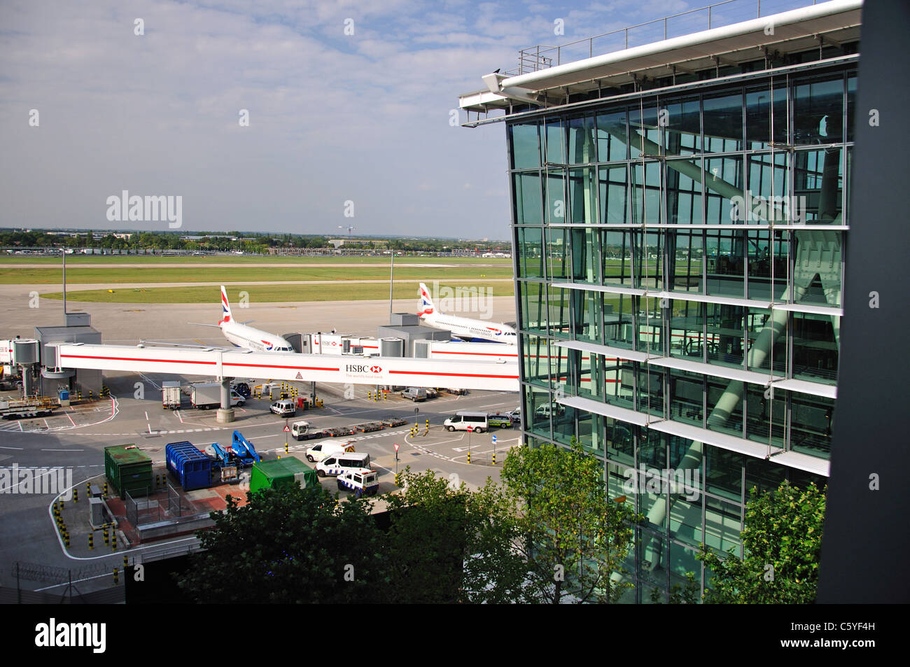 Avion à gates, Terminal 5, Heathrow Airport. London Borough of London, Greater London, Angleterre, Royaume-Uni Banque D'Images