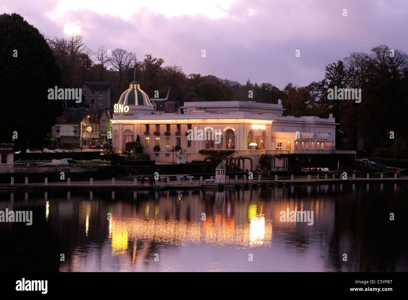 Casino de Bagnoles de l'Orne, lac, Nightfall (Orne, Normandie, France). Banque D'Images