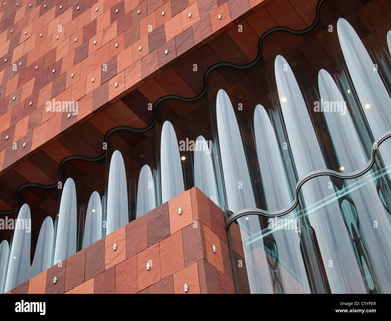 Le verre incurvé détail de la MAS Museum aan de Stroom à Anvers, Belgique Banque D'Images