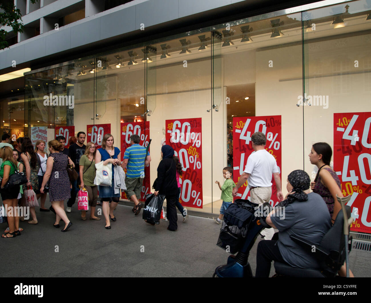 Foule de gens remise d'achat sur la principale rue commerçante Meir à Anvers, Belgique Banque D'Images