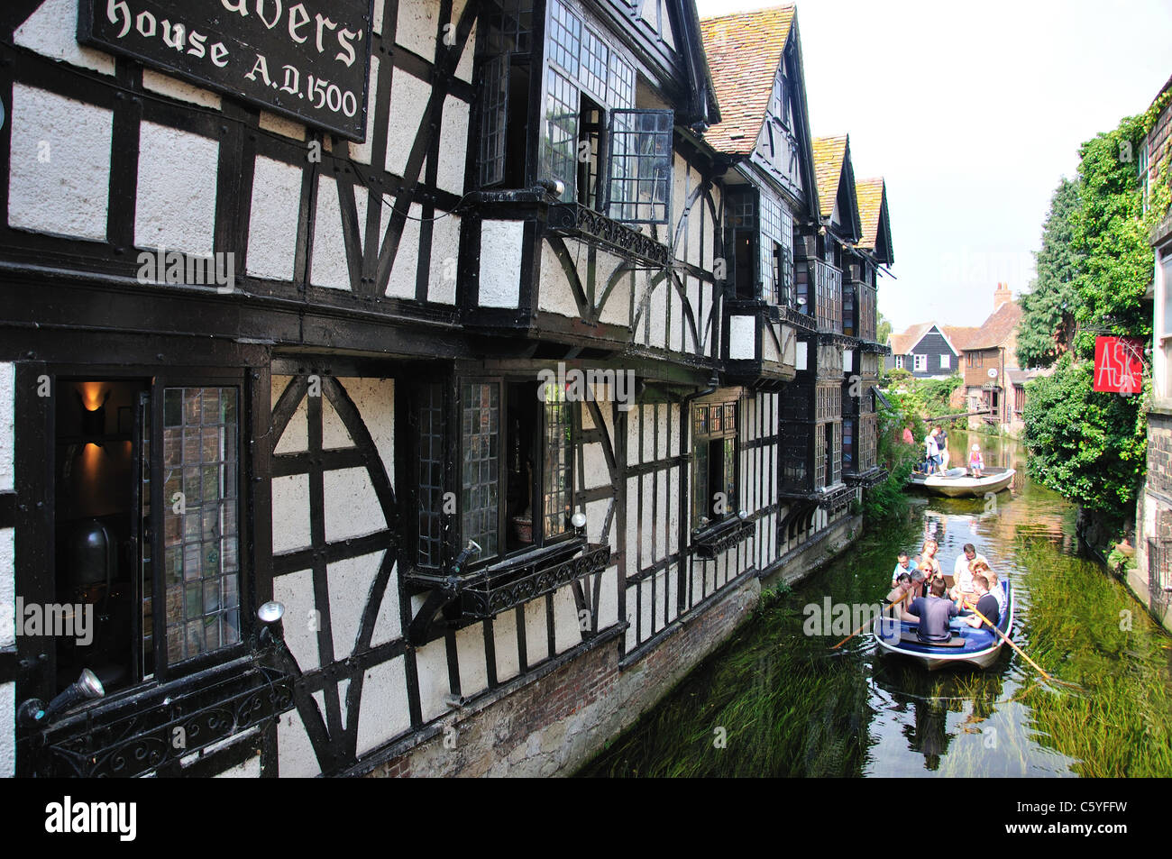 Barques sur la rivière Stour par Old Weaver's Restaurant, Canterbury, ville de Canterbury, Kent, England, United Kingdom Banque D'Images