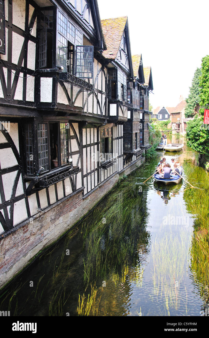 Barques sur la rivière Stour par Old Weaver's Restaurant, Canterbury, ville de Canterbury, Kent, England, United Kingdom Banque D'Images