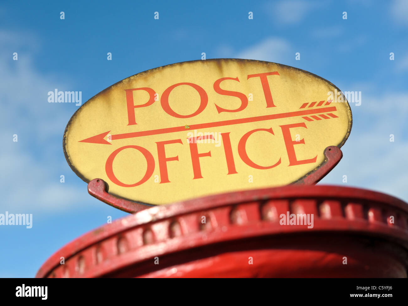 Pilier rouge traditionnel anglais fort avec une rare signe du bureau de poste sur le dessus de la boîte sur le bord de la route Banque D'Images