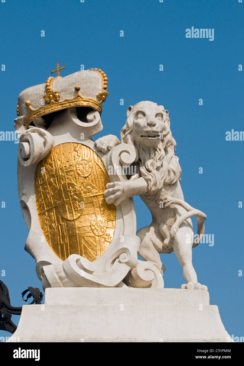 Statue De Lion Avec Le Blason Des Armoiries La Porte Du Chateau Belvedere Vienne Wien Autriche Photo Stock Alamy