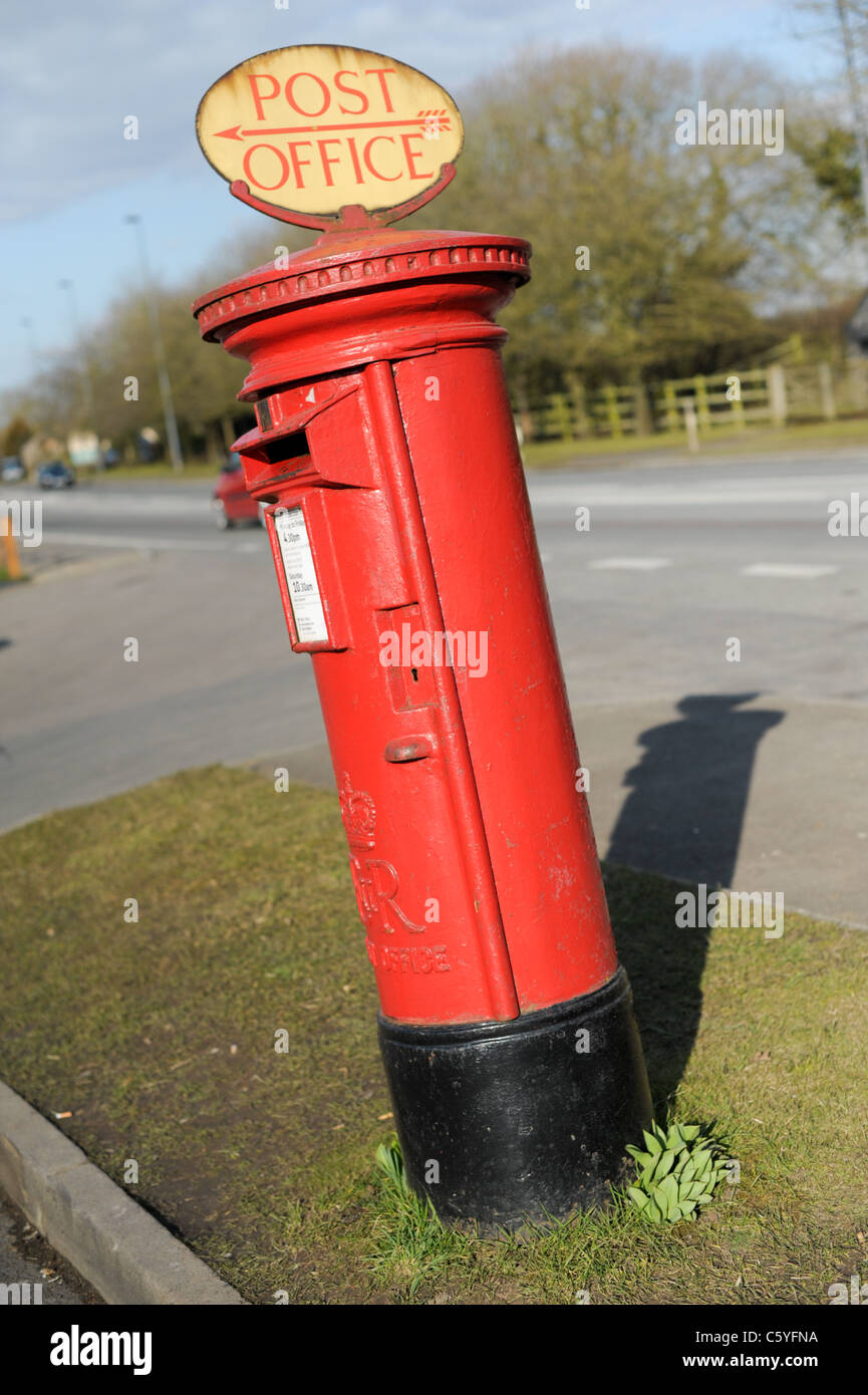 Pilier rouge traditionnel anglais fort avec une rare signe du bureau de poste sur le dessus de la boîte sur le bord de la route Banque D'Images