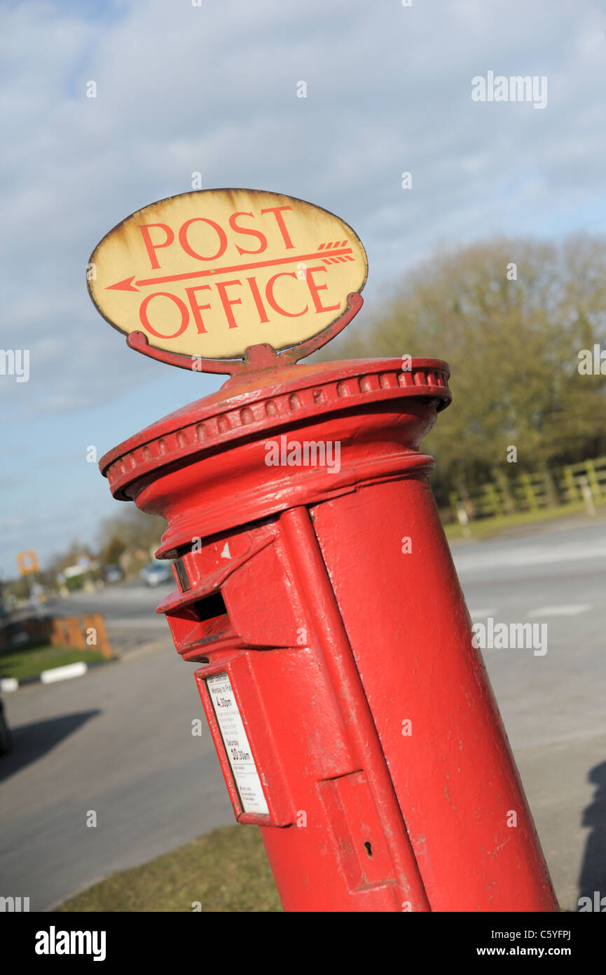 Pilier rouge traditionnel anglais fort avec une rare signe du bureau de poste sur le dessus de la boîte sur le bord de la route Banque D'Images