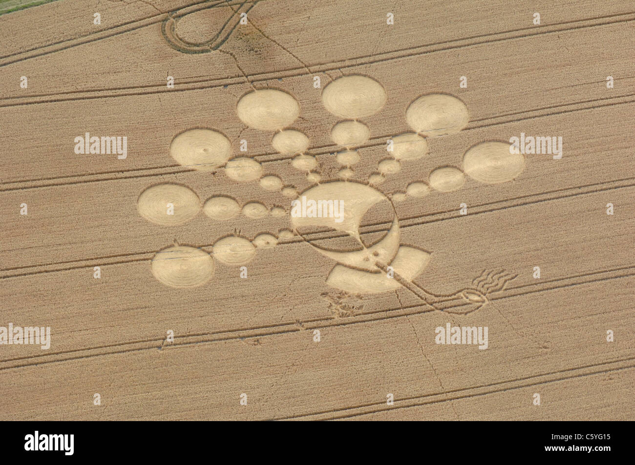 Crop Circle d'un visage fumant une pipe Banque D'Images