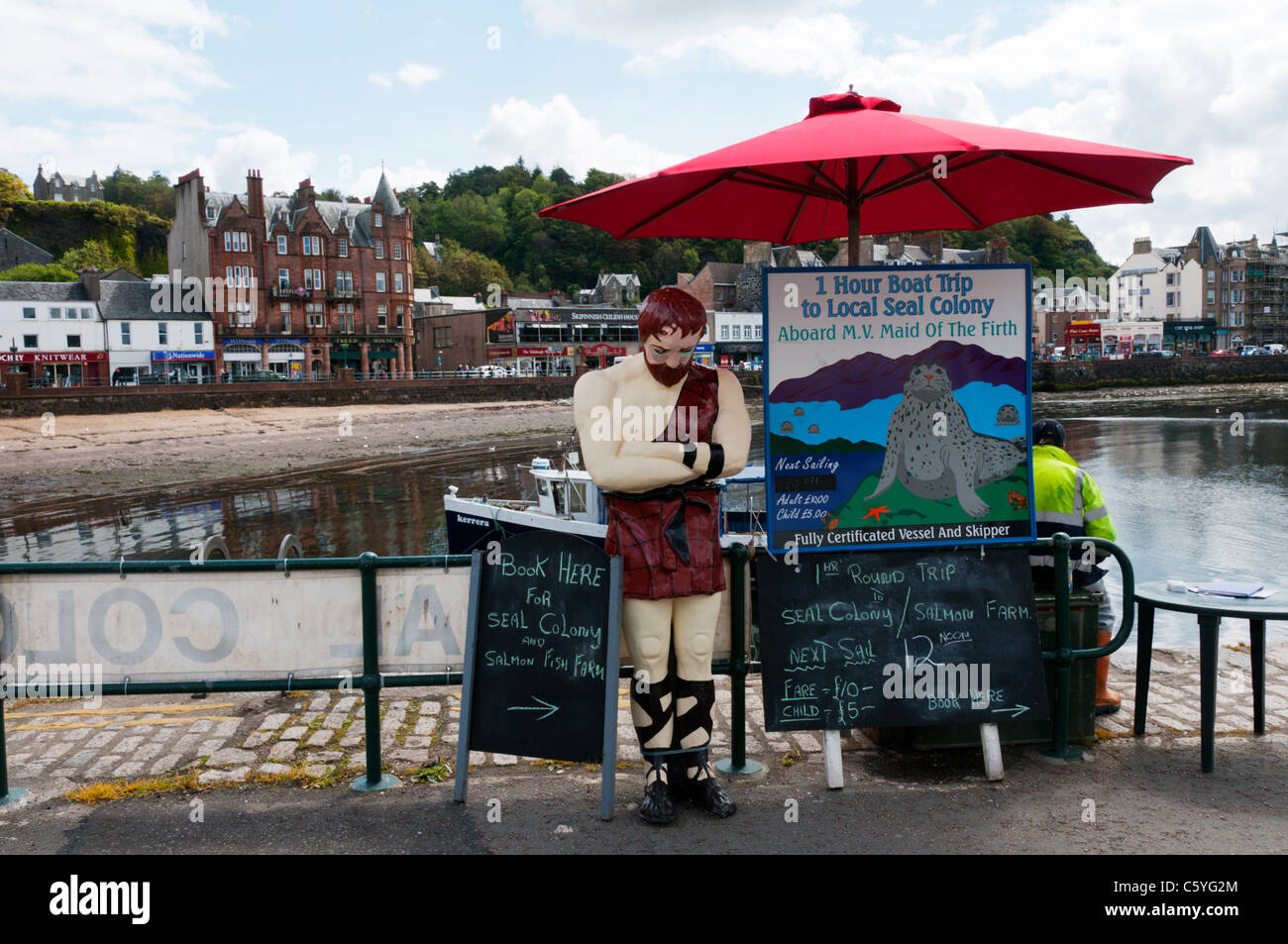 Le port d'Oban un stand à l'observation de la nature publicitaire des excursions en bateau vers la colonie de phoques de local Banque D'Images