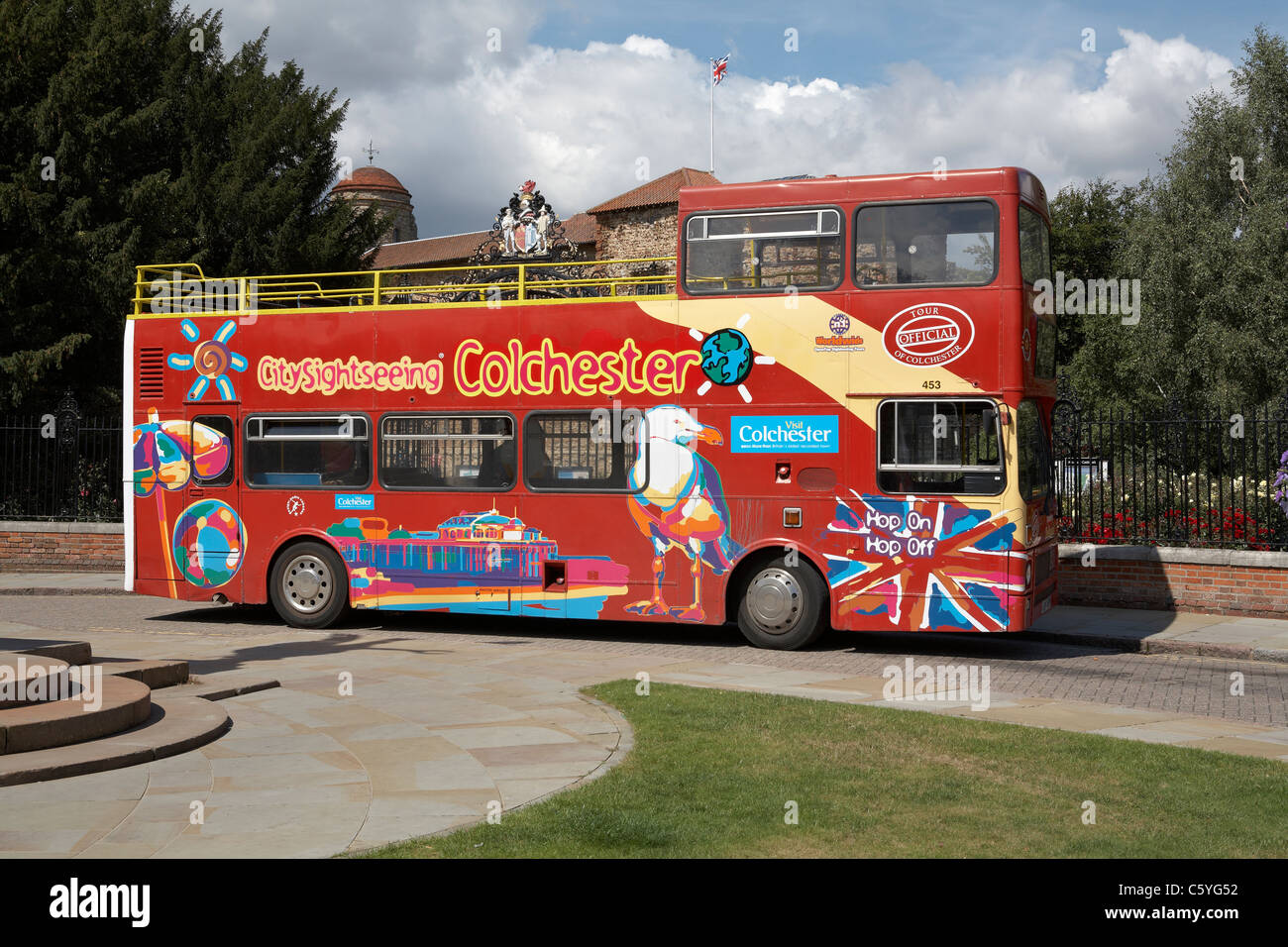 Summer Open Top Bus touristiques à l'extérieur du parc et musée du château de Colchester Essex Banque D'Images
