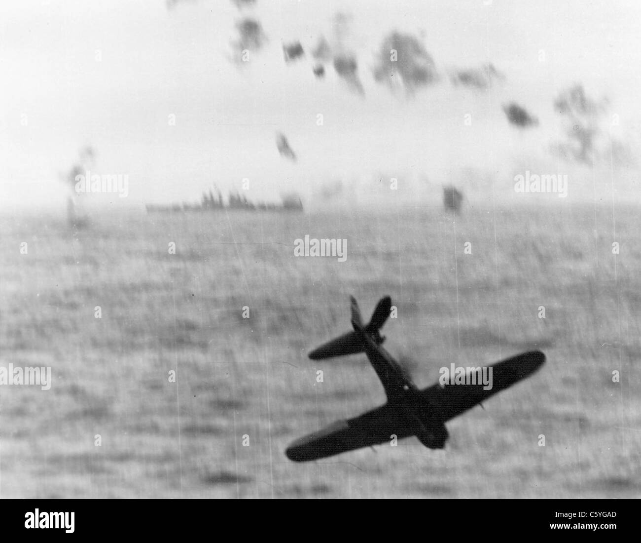 Japonais KAMIKAZE Mitsubishi A6M5 Zero se bloque après l'attaque de l'USS Essex Okinawa en 1945. Photo US Navy Banque D'Images