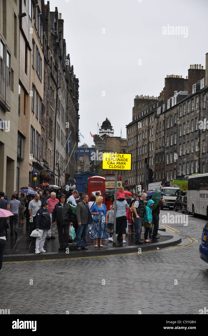 Des foules de gens sur Edinburgh's Royal Mile lors de la Fringe 2011 Banque D'Images