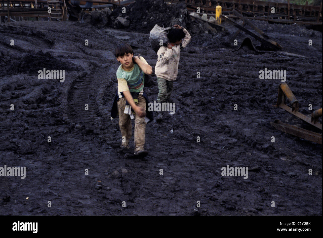 Un garçon portant un sac de charbon Chili à l'extérieur de la mine Lota au Chili 1994 Banque D'Images