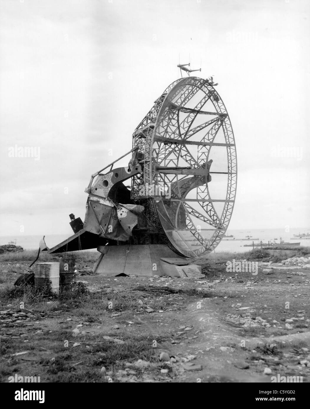 La station radar Würzburg allemand sur les falaises au-dessus de plages à Arromanches les Bain le 22 juin 1944. Remarque Les navires de ravitaillement en arrière-plan Banque D'Images