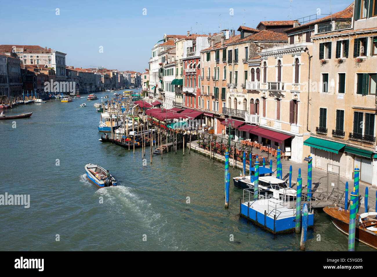 Le Grand Canal à Venise, en Italie avec l'eau, vaporettos taxis, bateaux, les touristes et les hôtels qui bordent le canal. Banque D'Images