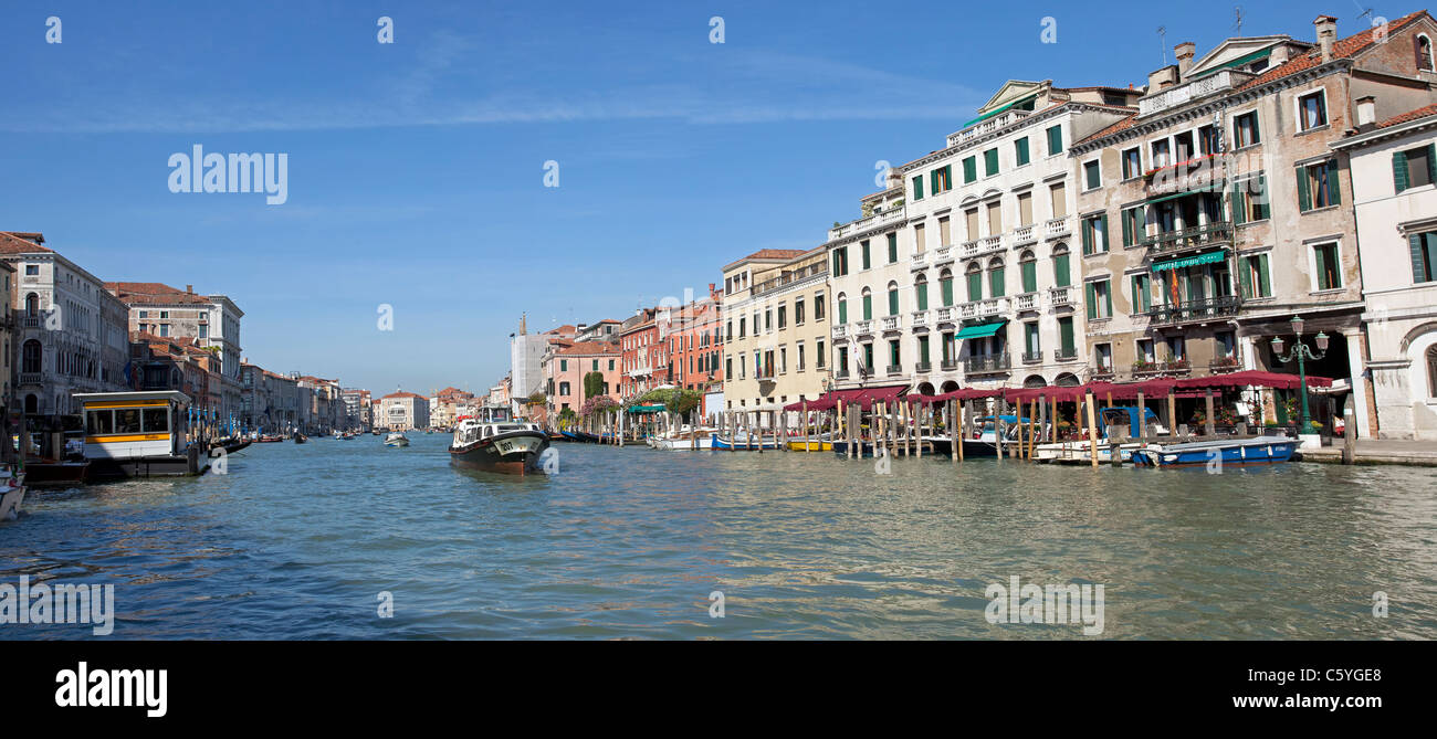 Le Grand Canal à Venise, en Italie avec l'eau, vaporettos taxis, bateaux, les touristes et les hôtels qui bordent le canal. Banque D'Images