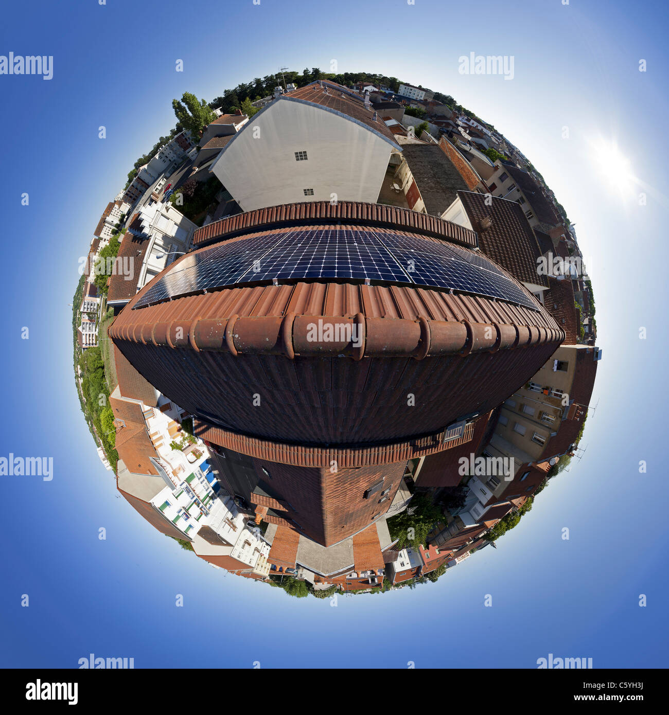 Des panneaux solaires photovoltaïques sur le toit d'une maison privée. Vue Fisheye 360°. Banque D'Images