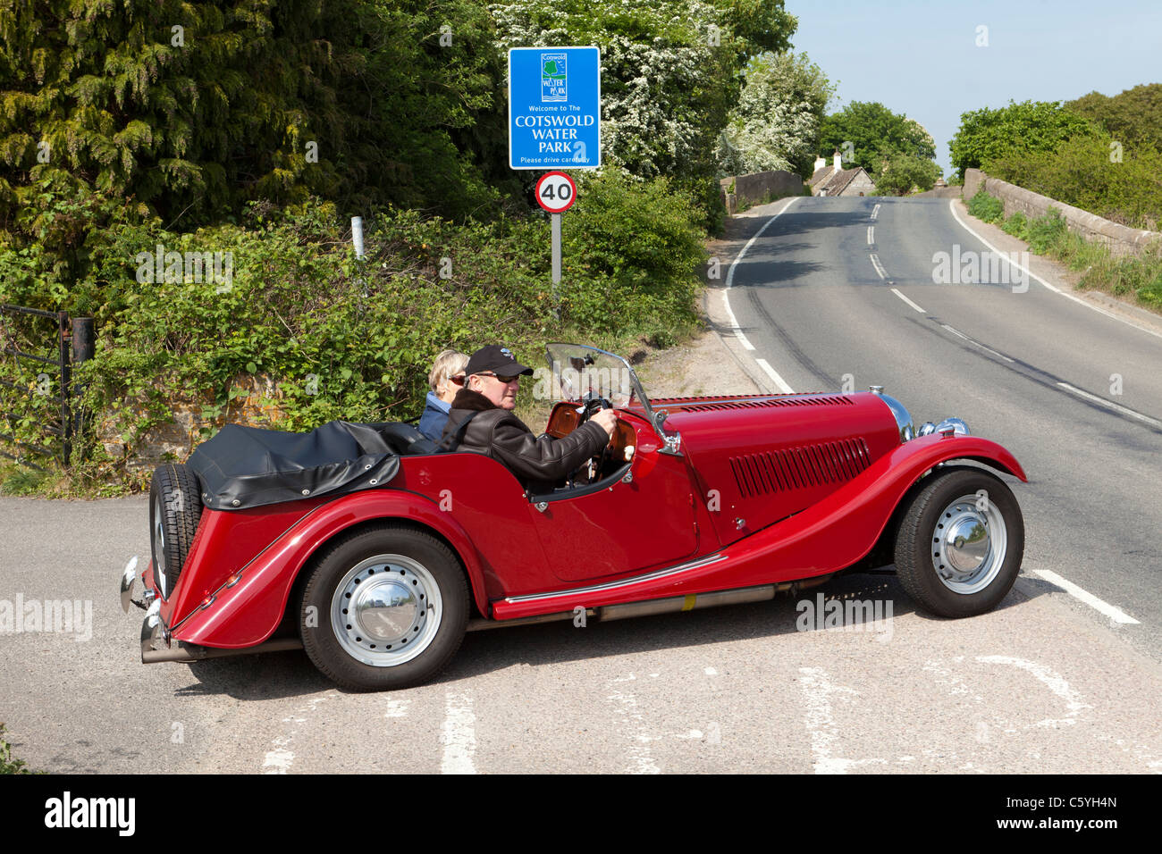 Morgan voiture de sport à l'entrée du parc aquatique Cotswold au pont de St John's sur la Tamise à Lechlade, Gloucestershire, Royaume-Uni Banque D'Images