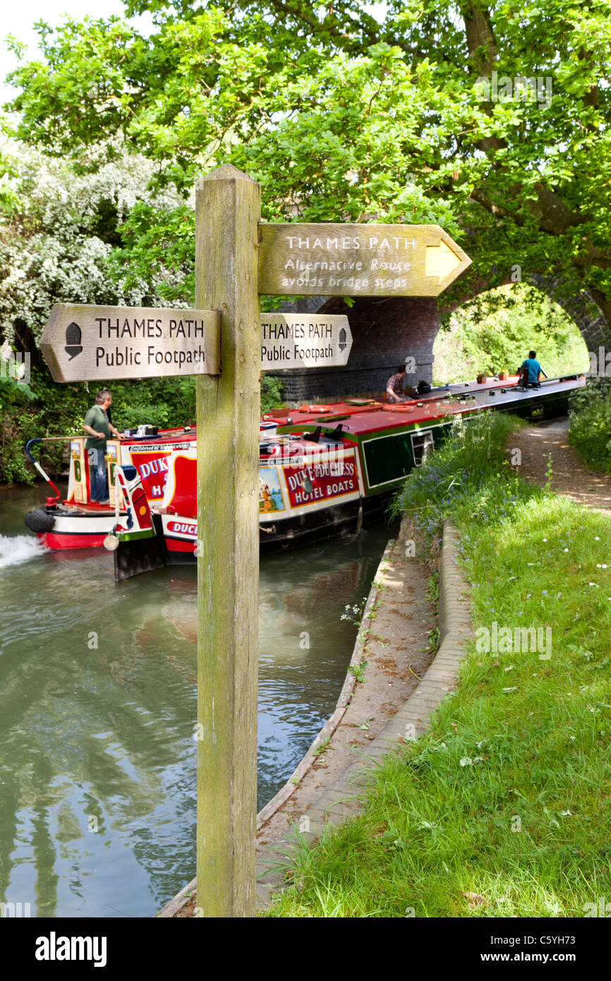 Le Thames Path Sentier national du passage sous le pont à Lechlade, Gloucestershire, Angleterre, Royaume-Uni Banque D'Images