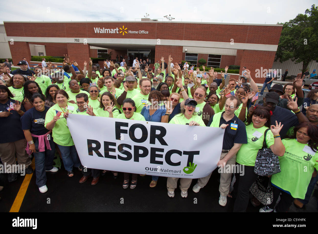 Walmart employés manifester devant les magasins Walmart Inc. Home Office à Bentonville, arche. Banque D'Images