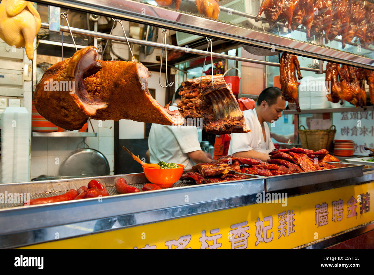 Street Food Vendor Vendre canard rôti, rôti de porc et de volaille dans le Marché des Dames, Tung Choi Street, Mong Kok, Kowloon Banque D'Images