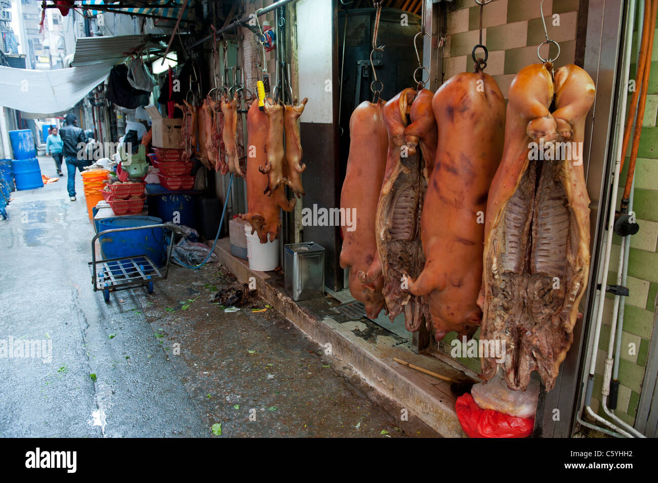 Des carcasses de porc séché au barbecue suspendu dans une ruelle à côté d'une boutique près de bouchers Tung Choi Street à Kowloon Banque D'Images