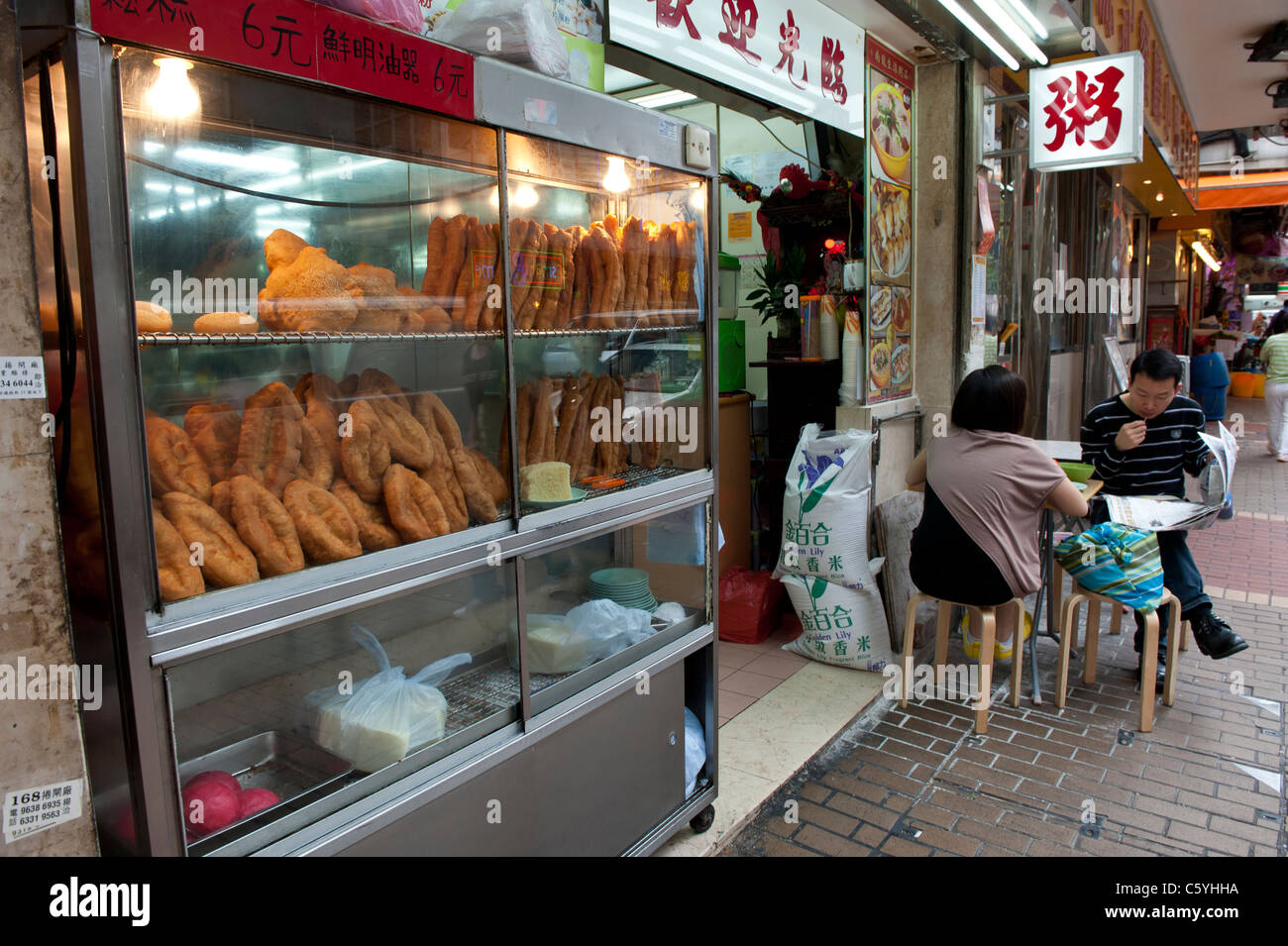 Un Street Food Cafe Scène près Tung Choi Street à Kowloon, Hong Kong Banque D'Images