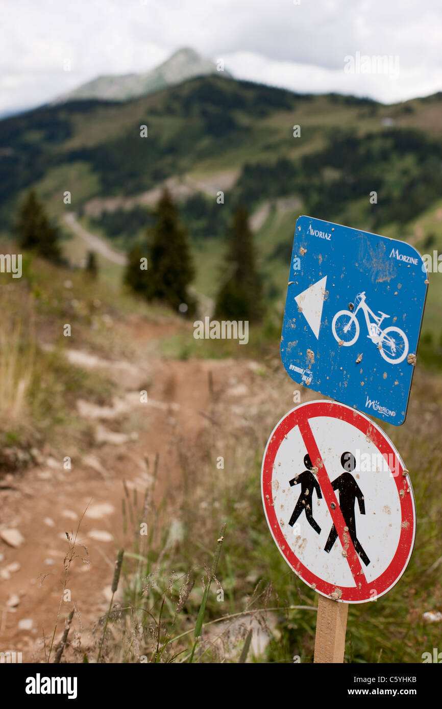 Un seul chemin vtt. Avoriaz, France. Banque D'Images