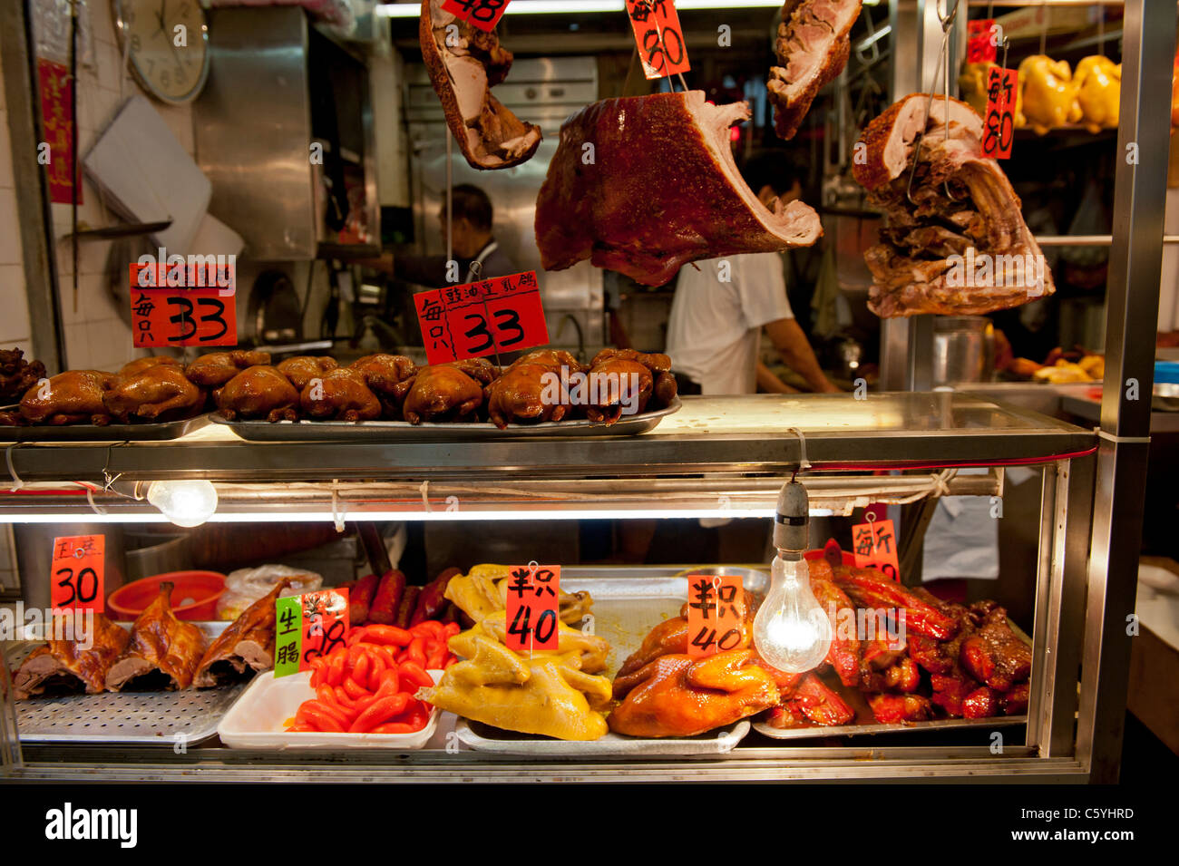 Décrochage du marché local avec le canard, la volaille et des grillades de porc chinois dans la région de Tung Choi Street Mong Kok, Kowloon, Hong Kong Banque D'Images