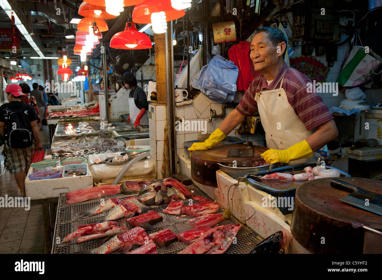 Les poissonniers échoppe de marché dans la région de Tung Choi Street Mong Kok, Kowloon, Hong Kong Banque D'Images