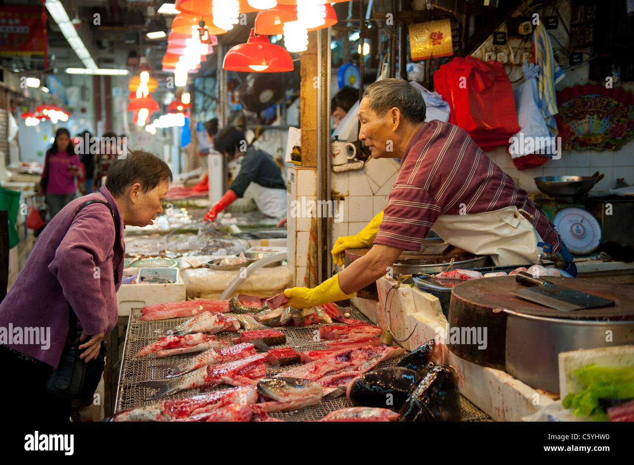 Les poissonniers échoppe de marché dans la région de Tung Choi Street Mong Kok, Kowloon, Hong Kong Banque D'Images