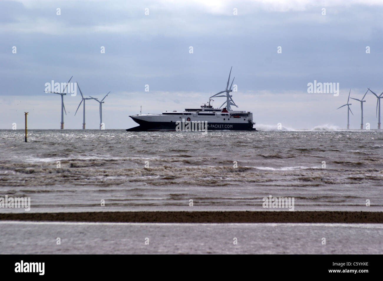 L'Ile de Man ferry vu de Crosby Beach, Liverpool, Merseyside, Angleterre, Liverpool wind farm dans l'arrière-plan Banque D'Images