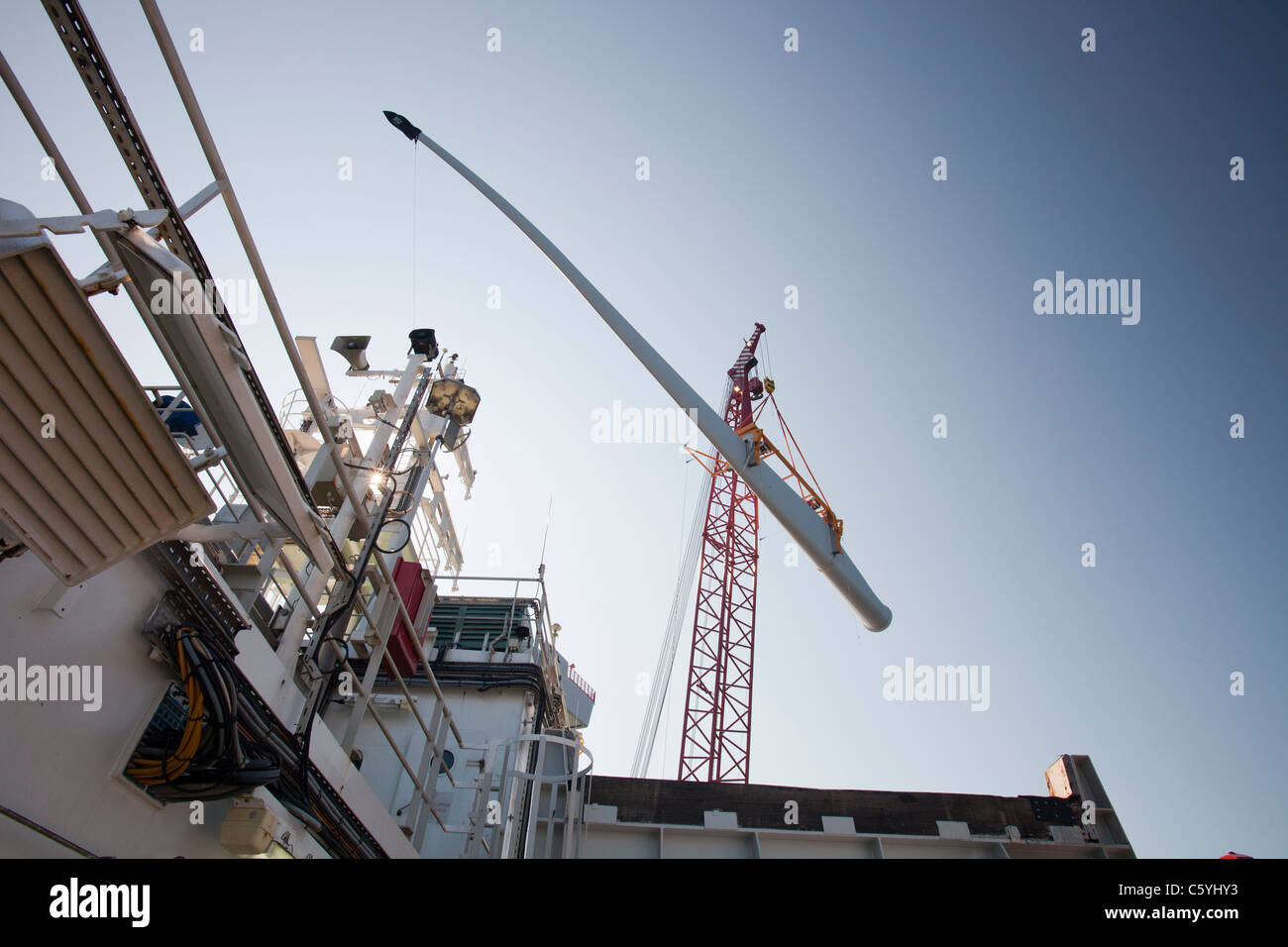 Le cric l'barge, Kraken, montage d'une pale de turbine d'une éolienne sur l'éolien offshore Walney, Cumbria, UK. Banque D'Images