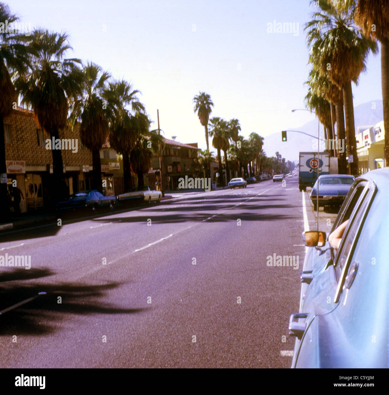 Rue bordée de palmiers Californie 1973 Banque D'Images